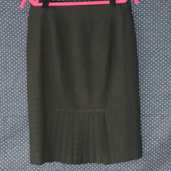 Tailored Skirt With Back Pleats - Picture 2 of 4